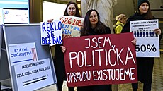 Asi stovka protestujících �en p�i�la na ustavující zastupitelstvo...