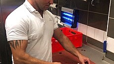 Lovec a prodejce uzenin Michael Reiss vyrábí uzeniny z mýval�. (9. listopadu...