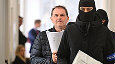 Eskorta p�ivádí tenisového funkcioná�e Vojt�cha Flégla k jednání u Obvodního...