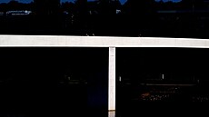 Holka se p�i b�hu nevlní.