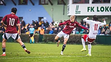 Sparan Ondej Penxa napahuje ke stele v utkání Youth League proti Brestu....