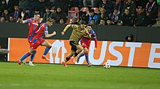 Lopéz ze San Sebastianu se sna�í uniknout plze�ské obran�, stíhají ho Paluska,...