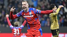 Plzeský útoník Daniel Vaulín se raduje z gólu proti Realu Sociedad San...