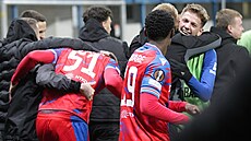 Plzetí fotbalisté se radují po vítzství v Evropské lize nad Realem Sociedad...