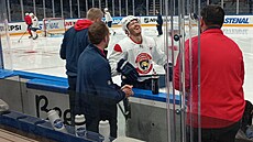 Matthew Tkachuk ertuje s kustody ped tréninkem Floridy.