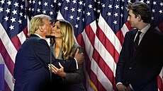 Donald Trump se svou man�elkou Melanií a svým synem Barronem b�hem povolebního...
