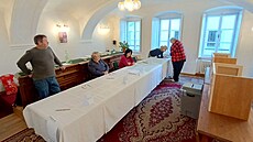 Obané Poátek v referendu hlasují, zda jsou pro výstavbu vtrných elektráren....