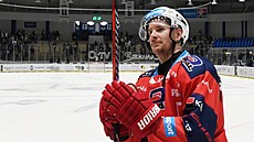 Roman �ervenka, kapitán pardubických hokejist�, d�kuje fanou�k�m po zápase v...