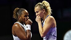 Kate�ina Siniaková a Taylor Townsendová se radí b�hem finále Turnaje mistry�.