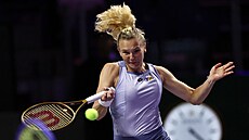 Kate�ina Siniaková hraje forhend ve finále Turnaje mistry�.