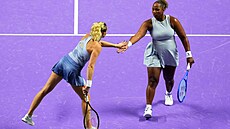 Kate�ina Siniaková a Taylor Townsendová se podporují ve finále Turnaje mistry�.