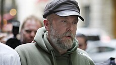 Norský krajn� pravicový aktivista Kristian �Varg� Vikernes opou�tí budovu...