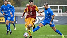 Jakub Zeronik z Dukly (vlevo) v souboji s Tomáem Ladrou z Mladé Boleslavi.