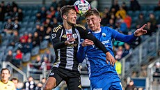 Samuel �igut z �eských Bud�jovic (vlevo) v hlavi�kovém souboji s Adamem...