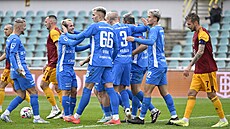 Fotbalisté Mladé Boleslavi se radují z gólu v utkání proti Dukle.
