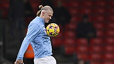 Erling Haaland z Manchesteru City se rozcvi�uje p�ed ligovým utkání proti...