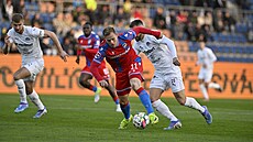 Plzeský útoník Matj Vydra obehrává hráe Slovácka.