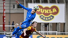 Dominik Kostka z Boleslavi hlavikuje mí pes tpána ebrleho z Dukly.