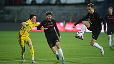 Opavský fotbalista zpracovává mí v utkání proti Jihlav.