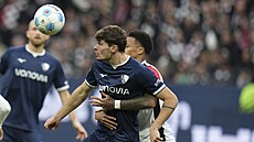 Moritz Broschinski z Bochumi se sna�í zpracovat mí�, zezadu ho dr�í Tuta z...