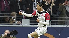 Hugo Ekitike z Frankfurtu se raduje ze vsteleného gólu Bochumi.