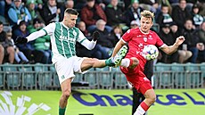 Ond�ej Petrák z Bohemians (vlevo) v souboji s Vojt�chem Sychrou z Pardubic.