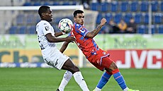 Gigli Ndefe ze Slovácka (vlevo) a Cadu z Plzn v souboji o mí.