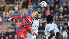 Plzeák Matj Vydra (vlevo) v hlavikovém souboji s Filipem Vakem ze Slovácka.