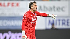 Branká� Teplic Richard Ludha koriguje své spoluhrá�e b�hem utkání s Jabloncem.