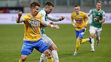 Souboj o mí� mezi Martinem Cedidlou z Jablonce a Ond�ejem Kri�falu�im z Teplic.