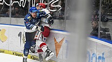 Kladenský Petr Straka p�i�pendlil Martina Bu�ka z Hradce Králové.