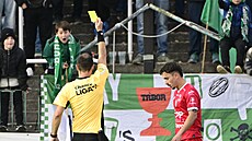 Vojt�ch Patrák z Pardubic dostává �lutou kartu v utkání proti Bohemians.