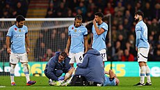 Úto�ník Manchesteru City Erling Haaland je o�et�ován b�hem utkání proti...