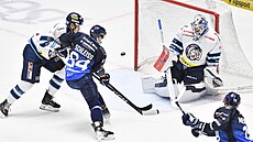 Igor Mere�ko z Plzn� netrefuje branku Liberce.