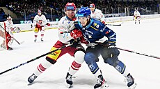 Hradecký Dávid Mudrák (vlevo) v souboji s Jiím Tichákem z Kladna.