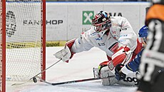 Eduards Tralmaks se snaí pikou hole doklepnout puk do sít Stanislava...