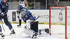 Kladenský branká tpán Luke marn máchá lapakou, puk po stele Alexe...