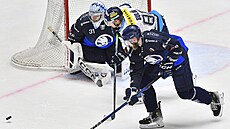 Michal Bulí� z Liberce se sna�í dobruslit pro puk p�ed brankou Plzn�.