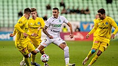 Kristián Vallo z Karviné je obklopen protihrá�i z Olomouce.