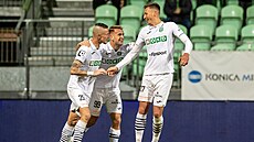 Fotbalisté Karviné se radují z gólu v utkání proti Olomouci. Vpravo je st�elec...