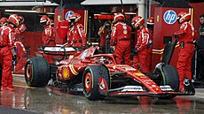 Jezdec Ferrari Carlos Sainz Jr. zastavuje v pit stopu b�hem Velké ceny Sao...