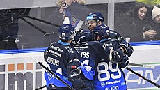 Hokejisté Plzn se radují z vítzného gólu v utkání s Libercem.