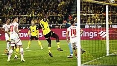 Dortmundský Maximilian Beier st�ílí Lipsku gól.