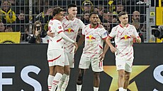 Fotbalisté Lipska se radují z gólu v utkání proti Dortmundu.