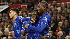 Fotbalisté Chelsea se radují z gólu.