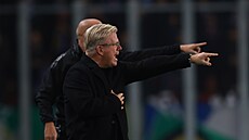 Spar�anský trenér Lars Friis udává pokyny svým sv��enc�m.