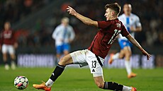 Kry�tof Dan�k ze Sparty se natahuje pro mí� b�hem utkání proti Ostrav�.