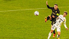 Kapitán Jan Bo�il ze Slavie v souboji s Adamem Vlkanovou z Hradce Králové.