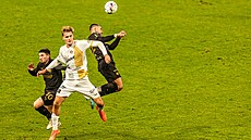 Úto�ník Hradce Králové Adam Griger v souboji se dv�ma hrá�i Slavie.