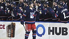 Hokejisté New York Rangers se radují z gólu.